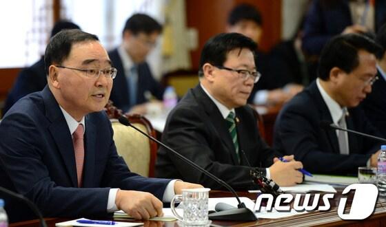 본문 이미지 - 정홍원 국무총리가 6일 오전 종로구 세종로 정부서울청사에서 열린 국가정책조정회의에서 모두발언을 하고 있다. 2014.3.6/뉴스1 © News1 박정호 기자
