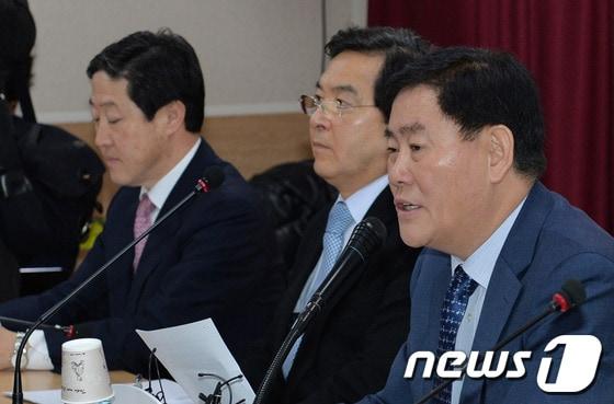 본문 이미지 - 최경환 새누리당 원내대표가 6일 오전 서울 송파구 삼전종합사회복지관에서 열린 현장 최고위원회에서 발언을 하고 있다. 2014.3.6/뉴스1 © News1 박철중 기자