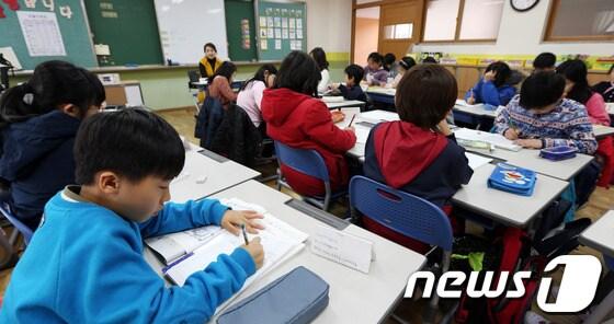 본문 이미지 - 6일 서울 강남구 세곡동에 위치한 혁신학교인 세명초등학교에서 진단평가 대체 프로그램인 ‘진단활동’ 수업이 진행되고 있다.  /   뉴스1 © News1   허경 기자