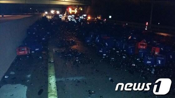 본문 이미지 - 6일 오전 2시30분께 전남 담양군 88올림픽 고속도로 고서분기점에서 대구방면 3.2㎞ 지점을 달리던 25t 트럭에서 맥주병 수천개가 쏟아졌다.&#40;한국도로공사 광주전남본부 제공&#41; 2014.3.6/뉴스1 © News1 김호 기자