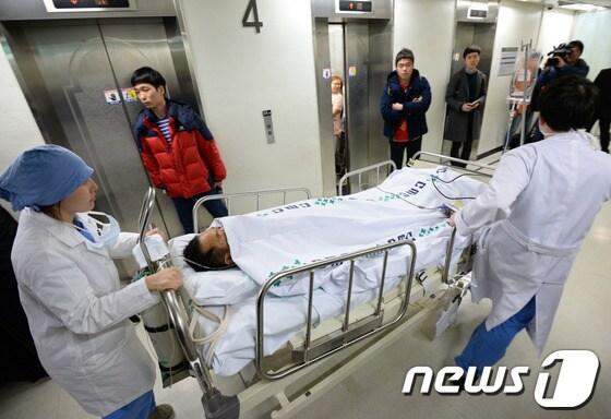 본문 이미지 - '서울시 공무원 간첩사건' 증거 조작 의혹과 관련한 검찰조사 후 자살을 시도한 국정원 협력자 조선족 김모(61)씨가 6일 오후 서울 여의도 성모병원에서 수술을 마친 뒤 중환자실로 이동하고 있다. © News1 박지혜 기자