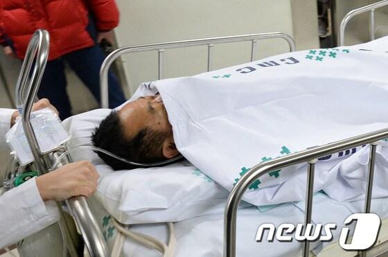 본문 이미지 - '서울시 공무원 간첩사건' 증거 조작 의혹과 관련한 검찰조사 후 자살을 시도한 국정원 협력자 김모씨가 6일 오후 서울 여의도 성모병원에서 수술을 마친 뒤 중환자실로 이동하고 있다. © News1 박지혜 기자