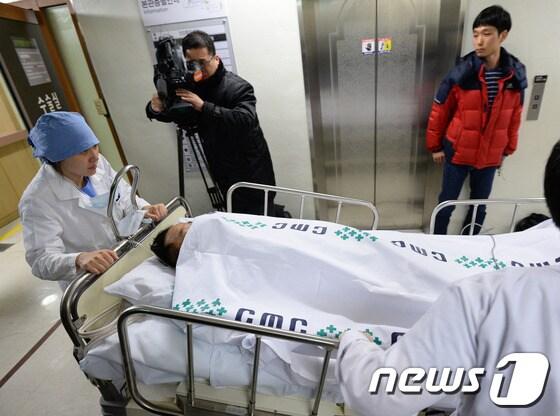 본문 이미지 - '서울시 공무원 간첩사건' 증거 조작 의혹과 관련한 검찰 조사 후 자살을 시도한 국정원 협력자 조선족 김모(61)씨가 6일 오후 서울 여의도 성모병원에서 수술을 마친 뒤 중환자실로 이동하고 있다. 자살을 기도한 김 씨는 중국 당국과 국가정보원 사이에서 다리 역할을 한 것으로 알려졌다. 2014.3.6/뉴스1 © News1 박지혜 기자