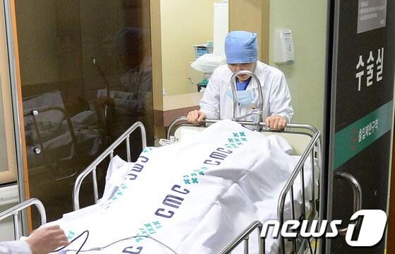 본문 이미지 - '서울시 공무원 간첩사건' 증거 조작 의혹과 관련한 검찰조사 후 자살을 시도한 국정원 협력자 조선족 김모(61)씨가 6일 오후 서울 여의도 성모병원에서 수술을 마친 뒤 중환자실로 이동하고 있다. © News1 박지혜 기자