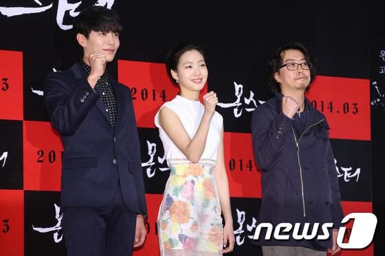 본문 이미지 - 배우 이민기(왼쪽부터), 김고은, 황인호 감독이 6일 오후 서울 광진구 자양동 롯데시네마 건대입구에서 열린 영화 '몬스터' 시사회 및 기자간담회에서 포즈를 취하고 있다. 2014.3.6 /뉴스1 © News1   (서울=뉴스1)