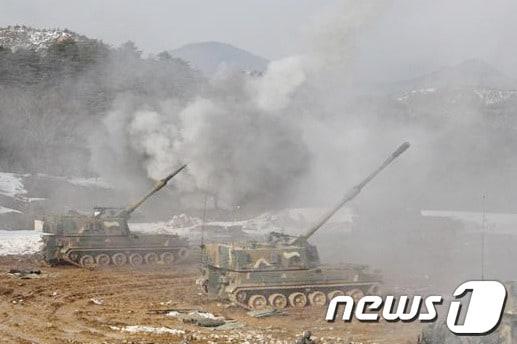 본문 이미지 - 육군 3군단 예하 3포병여단이 강원도 고성군 동해안 일대 지·해·공 합동해상사격훈련에서 K-9 자주포 사격 훈련을 실시하고 있다. (육군 3군단 제공) 2014.3.6/뉴스1