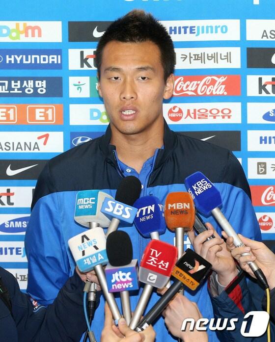 본문 이미지 - 그리스와의 평가전에서 기분 좋은 승리를 거두며 100일 앞으로 다가온 브라질월드컵 청신호를 밝힌 축구대표팀의 김신욱 선수가 7일 오전 인천국제공항에서 가진 입국 기자회견에서 소감을 밝히고 있다.  2014.3.7/뉴스1 © News1   오대일 기자