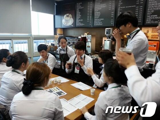 본문 이미지 - CJ푸드빌 아카데미 현장교육 장면© News1 