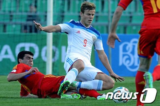 본문 이미지 - 러시아 축구 국가대표팀의 공격수 알렉산드르 코코린&#40;23·디나모 모스크바·흰색 유니폼&#41;. © AFP=News1 