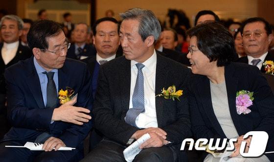 본문 이미지 - 7일 서울 용산구 국방회관에서 열린 서울시 재향군인회 정기총회에 참석한 박원순 서울시장&#40;왼쪽부터&#41;, 새누리당 정몽준 의원, 이혜훈 최고위원이 대화 나누고 있다. 2014.3.7/뉴스1 © News1   양동욱 기자