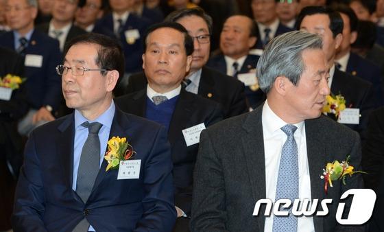 본문 이미지 - 박원순 서울시장&#40;왼쪽&#41;과 정몽준 새누리당 의원. 2014.3.7/뉴스1 © News1 양동욱 기자