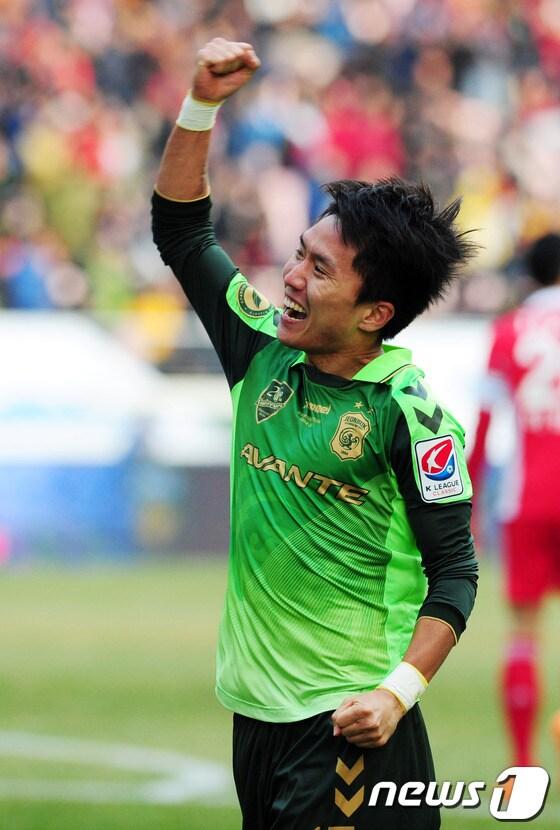 본문 이미지 - 8일 오후 전북 전주월드컵경기장에서 열린 2014 K리그 클래식 전북 현대 FC와 부산 아이파크와의 경기에서 정혁(전북현대)선수가 후반전에 두번째 골을 성공시킨 후 세레모니를 하고 있다2014.3.8/뉴스1 © News1   김대웅 기자