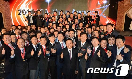 본문 이미지 - 기아차는 7일(금) 강원도 홍천군에 위치한 대명리조트에서 2013년 판매 우수 카마스터 및 가족, 기아차 임직원 등 약 500명이 참석한 가운데 ‘2014 기아 스타어워즈(KIA STAR AWARDS)’를 개최했다. 이 날 행사에서 기아차는 9년 연속 판매 1위에 오른 망우지점 정송주 부장을 비롯한 판매 우수 카마스터들을 시상했다.© News1  