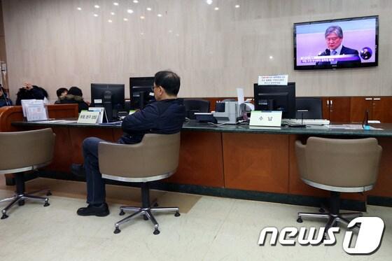 본문 이미지 - 서울 용산구의 한 대형 병원에 설치된 TV에서 집단 휴진 관련 뉴스가 나오고 있다. /뉴스1 © News1 한재호 기자