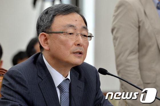 본문 이미지 - 최성준 방송통신위원장 후보자가 1일 오전 서울 여의도 국회 미래창조과학방송통신위원회 전체회의실에서 열린 인사청문회에 출석해 의원들 질의에 답하고 있다. 2014.4.1/뉴스1 © News1   박세연 기자