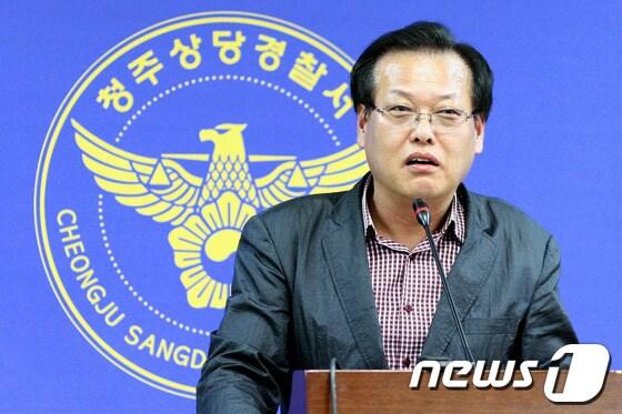 본문 이미지 - 충북 청주 상당경찰서 권구성 지능팀장이 유통기간이 지난 육류 유통업자 검거 브리핑을 하고 있다. © News1  