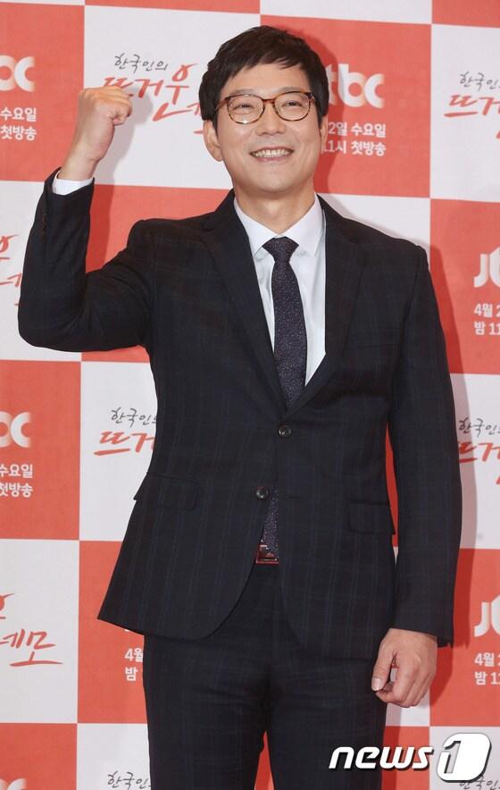 본문 이미지 - 의사 함익병이 1일 오후 서울 중구 순화동 호암아트홀에서 열린 JTBC &#39;한국인의 뜨거운 네모&#39; 제작발표회에 참석해 포즈를 취하고 있다.&#39;한국인의 뜨거운 네모&#39;는 최신 정보, 유행, 경향 등 대한민국의 가장 핫한 이슈에 대해 이야기하는 신개념 토크쇼로 오는 4월 2일 오후 11시에 첫 방송될 예정이다. 2014.4.1 스타뉴스/뉴스1 © News1   김보영 