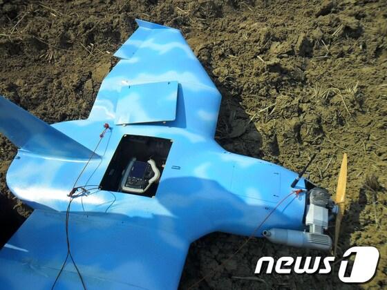 본문 이미지 - 국방부가 지난달 31일 서해 NLL(북방한계선) 지역인 백령도에서 추락한 국적 불명의 무인항공기와 지난달 24일 경기도 파주에서 발견된 무인항공기의 사진을 공개했다. 군과 정보당국은 북한의 무인정찰기일 가능성을 염두에 두고 정밀 감식 작업을 벌이고 있다. 백령도에서 발견된 무인항공기에 장착된 장비는 항공촬영이 가능한 일제 디지털 카메라였으며 실제 이 카메라에서는 백령도의 군사시설을 찍은 사진이 일부 발견된 것으로 알려졌다. 앞서 지난달 24일 경기도 파주에서 발견된 무인항공기에서도 서울 특정지역과 청와대 등 민감한 비행금지구역의 모습이 담겨 있어 관계당국의 감식 결과가 주목된다. (국방부 제공) 2014.4.1/뉴스1 © News1   