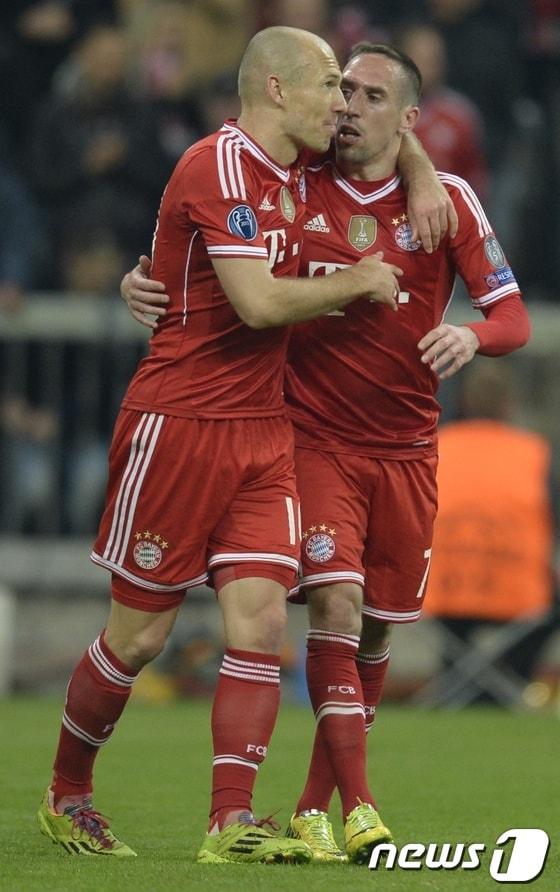 본문 이미지 - 10일&#40;한국시간&#41; 열린 2013-14 UEFA 챔피언스리그 8강 2차전 바이에른 뮌헨-맨체스터 유나이티드의 경기에서 후반 21분 역전골을 어시스트한 아르옌 로벤&#40;왼쪽&#41;이 동료 프랭크 리베리와 함께 기뻐하고 있다ㅏ. © AFP=News1 