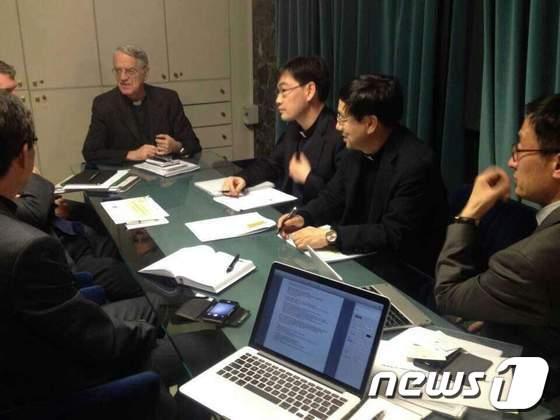 본문 이미지 - 지난 8일(현지시간) 교황청 공보처에서 교황청 대변인 페데리코 롬바르디 신부(사진 왼쪽)와 방한준비위 홍보분과 대표단이 실무회의를 진행하고 있다.(천주교서울대교구 제공) © News1 