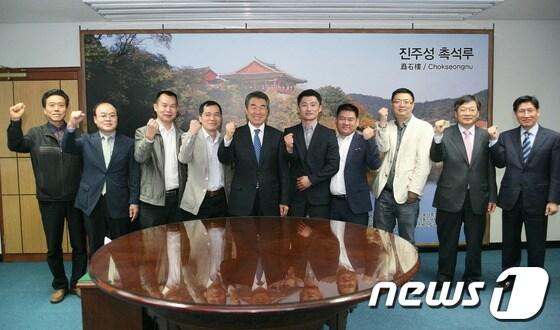 본문 이미지 - 이창희 진주시장(사진왼쪽 5번째)과 김유근 대표(이 시장 오른쪽)가 10일 시청에서 중국 시장 진출을 기념하는 간담회를 갖고 기념촬영하고 있는 모습. <진주시청 제공>© News1 