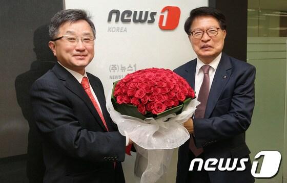 본문 이미지 - 꽃 소비 촉진 캠페인에 나선 농협중앙회 나승렬 상무(오른쪽 두번째)가 10일 서울 종로구 공평동 민영뉴스통신사 뉴스1을 방문해 뉴스1 이유식 대표이사에게 장미꽃 1000송이를 전달하고 있다. (왼쪽부터) 뉴스1 유승호 편집국장, 이  대표, 나  상무, 농협 산지활성화팀 서성덕 차장.© News1   오대일 기자