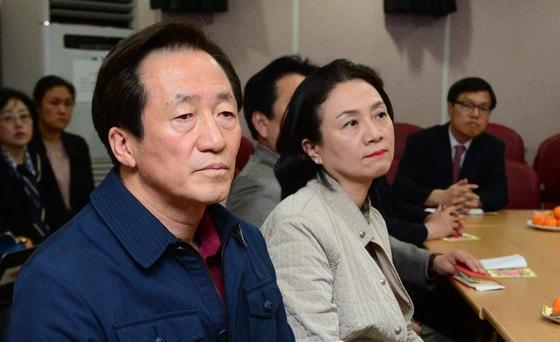 본문 이미지 - 정몽준 새누리당 서울시장 예비후보와 부인 김영명씨. 2014.4.10/뉴스1 © News1 양동욱 기자