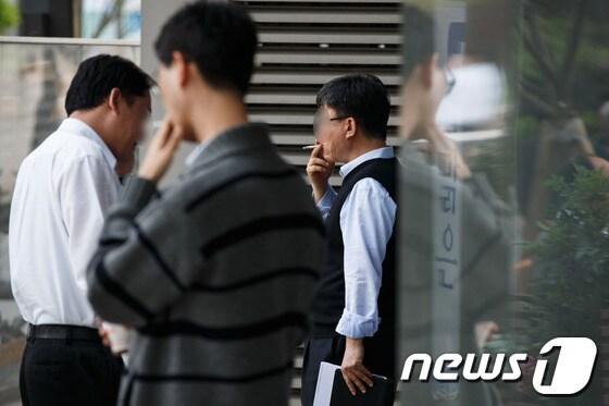 본문 이미지 - '13월의 보너스'를 고대하던 월급쟁이들의 표정이 밝지 않다. 올해부터 연말정산 방식이 기존 소득공제에서 세액공제로 바뀌면서 상당수 직장인의 환급액이 줄거나 오히려 세금을 토해내야 한다는 전망 때문이다. ⓒ News1