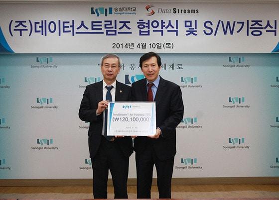 본문 이미지 - 황준성 숭실대 학사부총장(왼쪽)과 이영상 데이터스트림즈 대표. (숭실대학교 제공) © News1 
