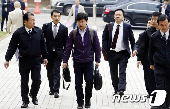 본문 이미지 - 서울시 공무원 간첩사건의 피고인 유우성&#40;가운데&#41;씨가 11일 오전 서울 서초구 고등법원에서 열린 항소심 결심 공판에 출석하고 있다. © News1 안은나 기자