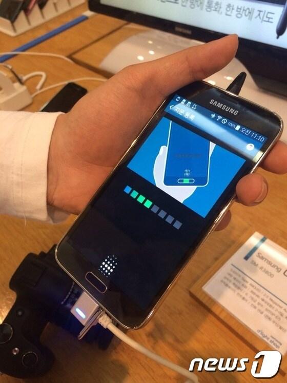 본문 이미지 - 갤럭시S5의 지문인식 기능 시연 모습