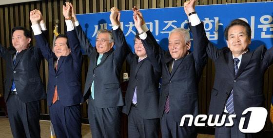 본문 이미지 - 김한길-안철수 새정치민주연합 공동대표와 중앙선거대책위원장들이 지난달 11일 여의도 국회에서 열린 의원총회에 참석해 손을 들어 인사하고 있다.왼쪽부터 김두관, 정세균, 문재인 위원장, 안철수, 김한길 공동대표, 정동영 위원장. 2014.4.11/뉴스1 © News1 박세연 기자