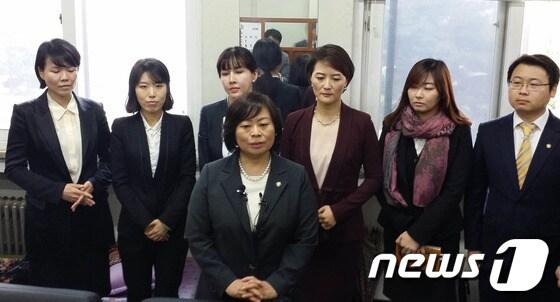 본문 이미지 - 11일 대구지법에서 열린 칠곡 계모 아동학대치사 사건에 대해 큰 딸의 변호를 맡은 이명숙 변호사&#40;앞&#41;와 변호인들이 선고 직후 판결 소감을 밝히고 있다./김대벽 기자© News1 