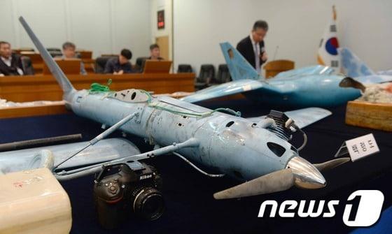 본문 이미지 - 김종성 UAD 체계개발단장이 지난 11일 대전 국방과학연구소에서 북 추정 무인기 중간조사결과를  발표하며 무인기에 탑재된 부품과 카메라 재원 등을 설명하고 있다. 2014.4.11/뉴스1 © News1   사진공동취재단