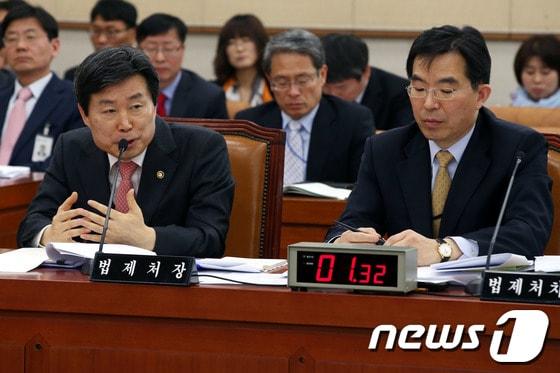 본문 이미지 - 제정부 법제처장이 11일 오전 서울 여의도 국회에서 열린 법제사법위원회 전체회의에 출석해 의원들의 질의에 답하고 있다. 오른쪽은 황상철 법제처 차장.2014.4.11/뉴스1 © News1   이광호 기자