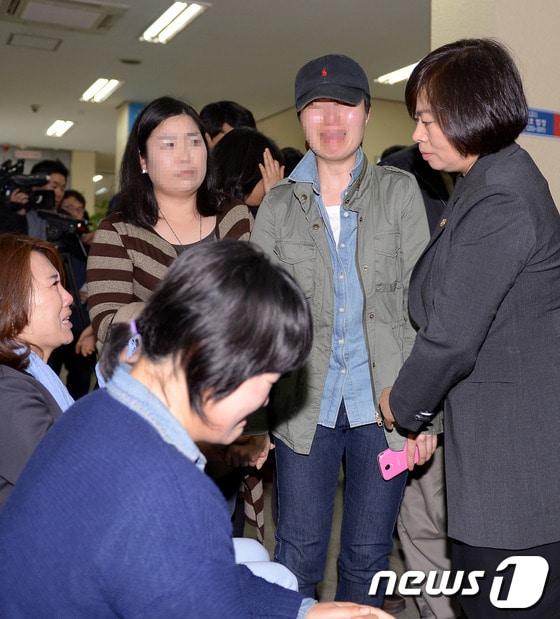 본문 이미지 - 울산에서 8살 의붓딸을 때려 숨지게 한 혐의로 &#39;살인죄&#39;로 기소된 계모 박모&#40;41·여&#41;씨의 1심 선고 공판이 11일 울산지법에서 열린 가운데 친모 심모씨가 아동학대방지를 위한 인터넷 회원들과 함께 법정을 나서며 오열하고 있다. 2014.4.11/뉴스1 © News1   이동원 기자