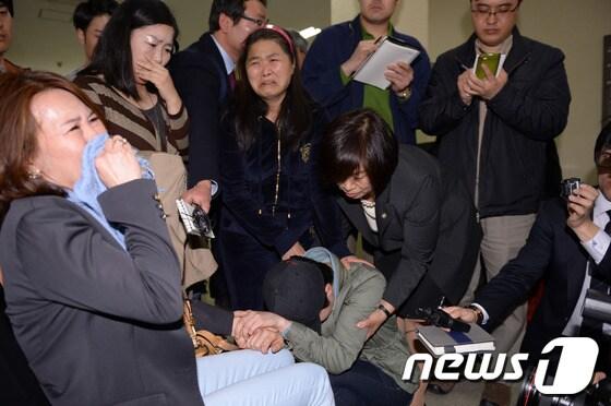 본문 이미지 - 울산에서 8살 의붓딸을 때려 숨지게 한 혐의로 '살인죄'로 기소된 계모 박모(41·여)씨의 1심 선고 공판이 11일 울산지법에서 열린 가운데 울산지법 제3형사부(재판장 정계선 부장판사)는 이날 재판에서 살인죄가 아닌 상해치사죄로 징역 15년을 선고했다. 친모 심모씨가 아동학대방지를 위한 인터넷 회원들과 함께 법정을 나서며 오열하고 있다.계모 박씨는 지난해 10월 24일 집에서 “친구들과 소풍을 가고 싶다”는 딸 이모(8)양의 머리와 가슴을 주먹과 발로 때려 갈비뼈 16개가 부러지고 부러진 뼈가 폐를 찔러 숨지게 한 혐의를 받고 있다.또 2011년 5월부터 여러 차례 이양이 학원에서 늦게 귀가하거나 거짓말을 한다는 등의 이유로 때리거나 뜨거운 물을 뿌리는 등 상해를 가한 혐의도 있다. 검찰은 지난달 11일 결심공판에서 박씨에 대해 법정최고형인 사형을 구형한바 있다.2014.4.11/뉴스 © News1   이동원 기자