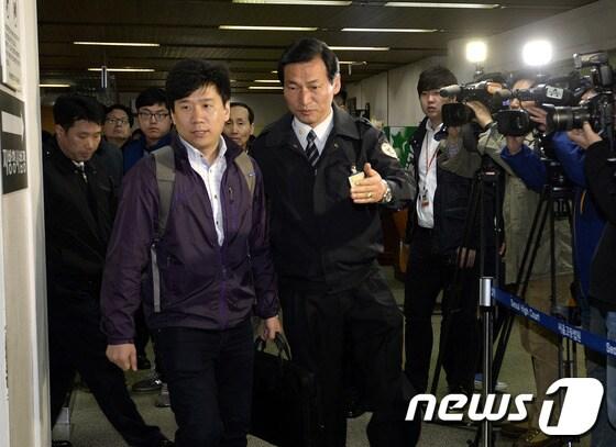 본문 이미지 - 서울시 공무원 간첩사건의 피고인 유우성&#40;가운데&#41;씨가 11일 오전 서울 서초구 고등법원에서 열린 항소심 결심 공판에 출석하고 있다. © News1 안은나 기자