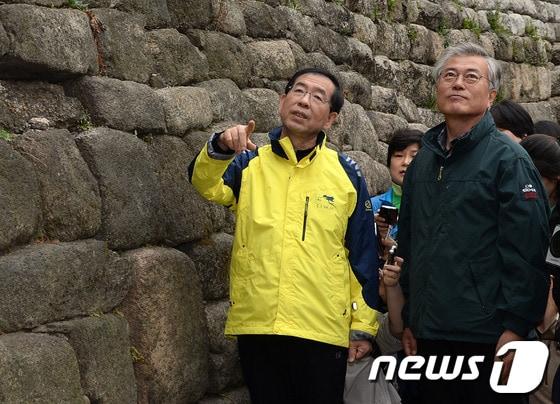 본문 이미지 - 박원순 서울시장과 문재인 새정치민주연합 의원이 12일 서울 남산일대에서 한양도성 남산코스 동반산행을 하고 있다.6·4지방선거를 앞두고 서울시장 재선 도전에 나선 박 시장과 문 의원이 공개 행사에 나서는 것은 이번이 처음이다. 2014.4.12/뉴스1 © News1   박지혜 기자
