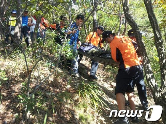 본문 이미지 - 소방이 산악 조난자를 구조하는 모습.(횡성소방서 제공)
