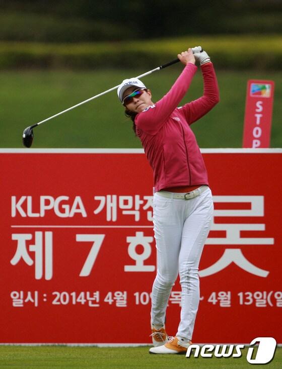 본문 이미지 - 지난 13일 제주 서귀포시 롯데스카이힐제주CC에서 열린 제7회 롯데마트 여자오픈 4라운드 1번홀에서 안시현이 티샷을 하고 있다.(KLPGA 제공) 2014.4.13/뉴스1 © News1   안은나 기자