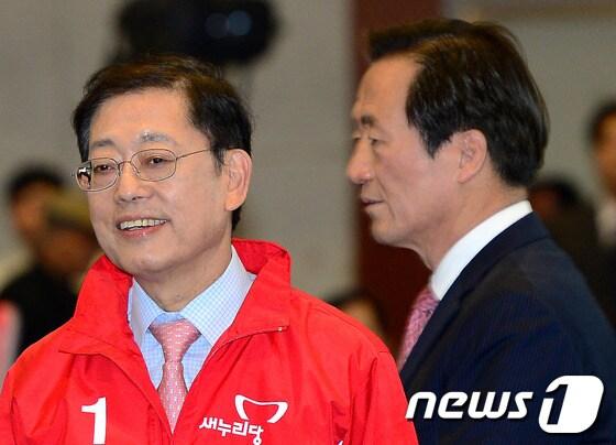 본문 이미지 - 새누리당 서울 시장 경선 후보인 김황식 전 총리&#40;왼쪽&#41;와 정몽준 의원. 2014.4.13/뉴스1 © News1   박정호 기자