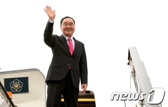 본문 이미지 - 정홍원 국무총리가 13일 중국 순방을 마친 뒤 충칭을 출발해 파키스탄으로 향하고 있다. (국무총리실 제공) 2014.4.13/뉴스1  © News1   (서울=뉴스1)