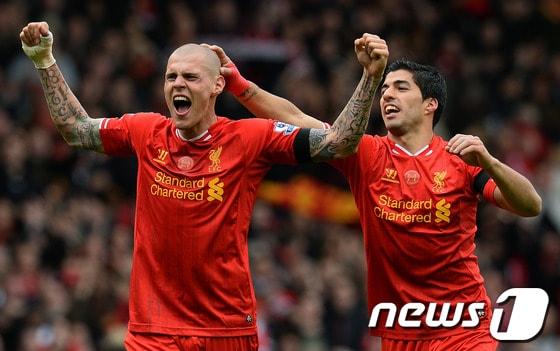 본문 이미지 - 13일 영국 리버풀 안필드에서 열린 잉글랜드 프리미어리그 리버풀과 맨체스터 시티의 경기에서 리버풀의 스크르텔&#40;왼쪽&#41;이 수아레즈와 함께 경기 종료 직후 승리를 자축하고 있다. © AFP=News1