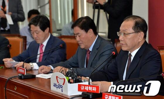 본문 이미지 - 황우여 새누리당 대표가 14일 오전 서울 여의도 국회 당대표실에서 열린 최고위원회의에서 모두발언을 하고 있다. 2014.4.14/뉴스1 © News1   박철중 기자