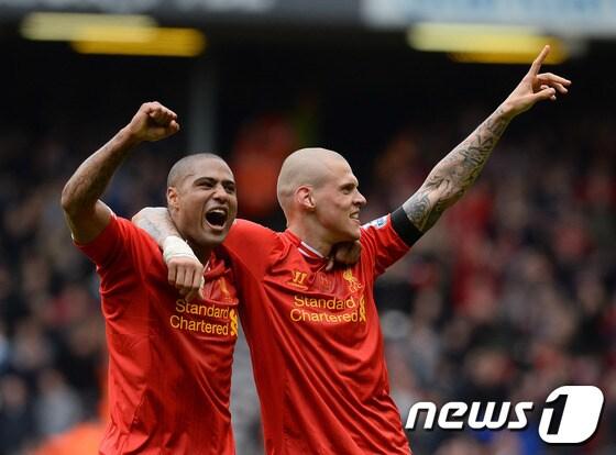 본문 이미지 - 리버풀의 스크레텔(오른쪽)과 글렌 존슨이 14일 맨체스터 시티전 승리가 확정된 뒤 기뻐하고 있다.  © AFP=News1  