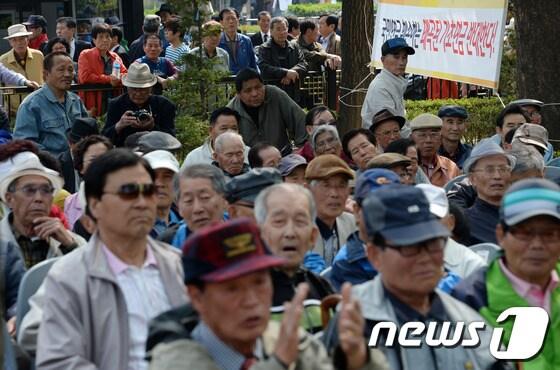 본문 이미지 - 노년유니온 등 시민사회단체 주최로 지난 4월 14일 오후 서울 종로구 종묘공원에서 열린 &#39;기초연금 사회적 합의를 위한 만민공동회&#39;에 노인들이 참석해 설명을 듣고 있다.© News1   손형주 기자
