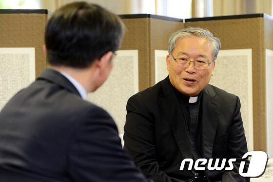 본문 이미지 - 류길재 통일부 장관이 지난 4월 14일 서울 명동성당에서 염수정 추기경을 예방하고 있다. /뉴스1 © News1 안은나 기자