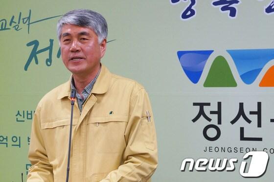 본문 이미지 - 최승준 정선군수가 15일 강원 정선군청에서 6·4지방선거 정선군수 출마의사를 밝히며 출마선언문을 읽고 있다. © News1   윤창완 기자