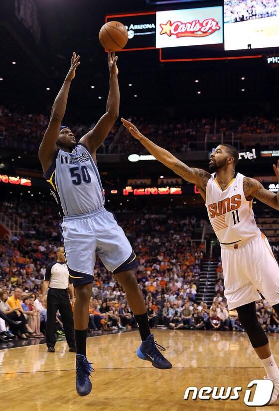 본문 이미지 - 15일(한국시간) 벌어진 2013-14 NBA 정규리그 멤피스 그리즐리스와 피닉스 선즈의 경기에서 잭 랜돌프(멤피스)가 상대 수비를 피해 슛을 던지고 있다. © AFP=News1  